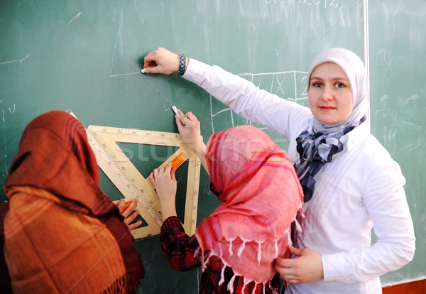Aranyos iskolások osztályterem oktatás arab tevékenységek Stock fotó © zurijeta