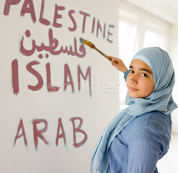 Limba arabă musulman fată scris bord Imagine de stoc © zurijeta