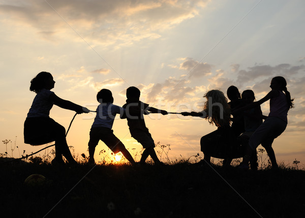Foto stock: Silhueta · grupo · feliz · crianças · jogar · prado