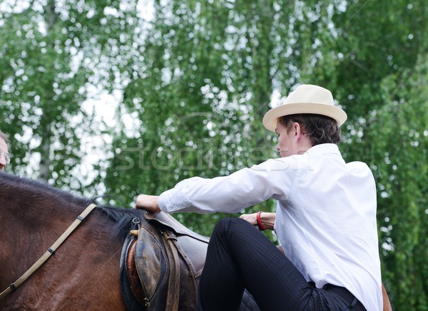 Giovani uomo equitazione cavallo Foto d'archivio © zurijeta
