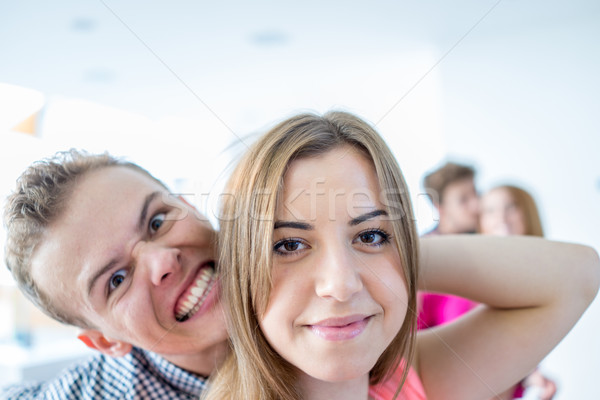 Heiter Studenten stehen Flur High School Lächeln Stock foto © zurijeta