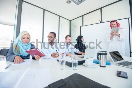 Foto stock: Oriente · médio · pessoas · reunião · de · negócios · escritório · árabe · homem