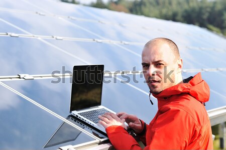 男 工程師 使用筆記本電腦 太陽能電池板 男子 工作 商業照片 © zurijeta