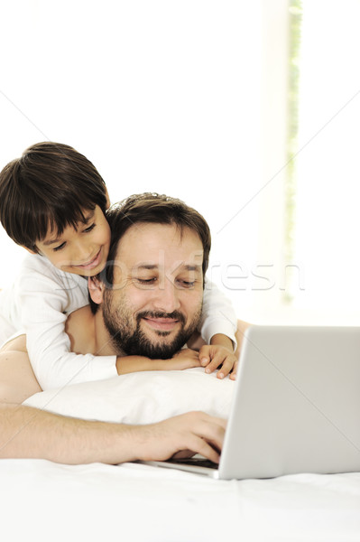 Vader zoon bed gelukkig tijd liefde home Stockfoto © zurijeta