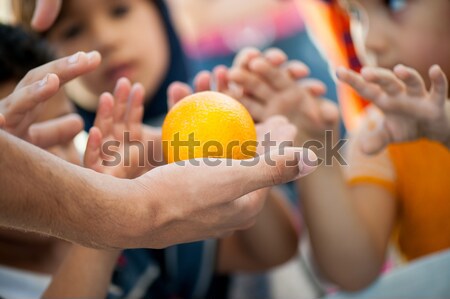 Flamand copii refugiat tabără distribuire alimente Imagine de stoc © zurijeta