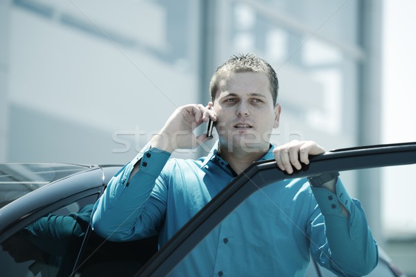 Stockfoto: Zakenman · auto · praten · mobiele · telefoon · glimlachend · gebouw