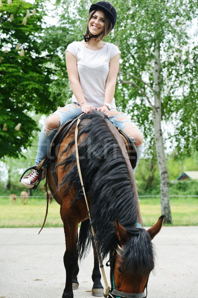 Imagen feliz femenino sesión caballo pueblo Foto stock © zurijeta