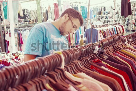 Jeune homme achat deuxième main magasin sourire Photo stock © zurijeta