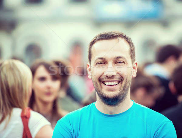 Uśmiechnięty człowiek ulicy stałego zatłoczony ściany Zdjęcia stock © zurijeta