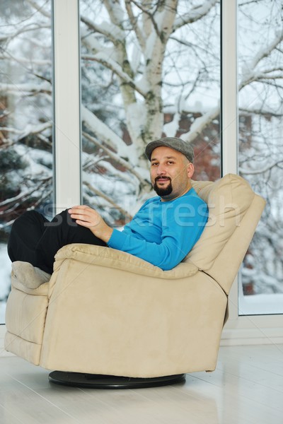 Giovane rilassante bianco divano home inverno Foto d'archivio © zurijeta