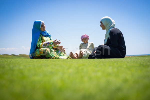 Gelukkig moslim familie groene weide vrouw Stockfoto © zurijeta