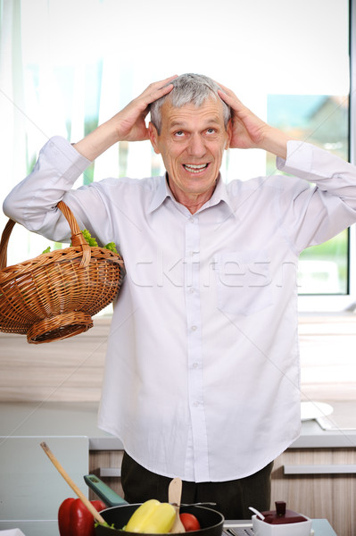 [[stock_photo]]: Bonne · recherche · âgées · homme · cuisson · cuisine · alimentaire