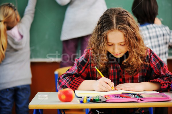 Aranyos iskolások osztályterem oktatás tevékenységek lány Stock fotó © zurijeta