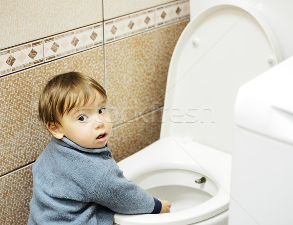 Aanbiddelijk baby jongen toilet gelukkig kind Stockfoto © zurijeta