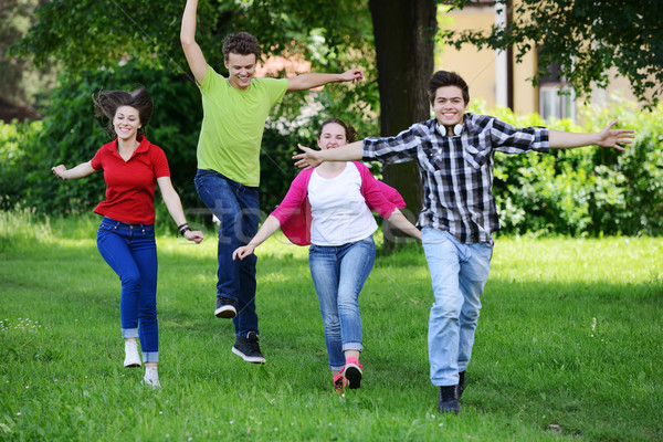 Groep vrienden park leuk portret lopen Stockfoto © zurijeta