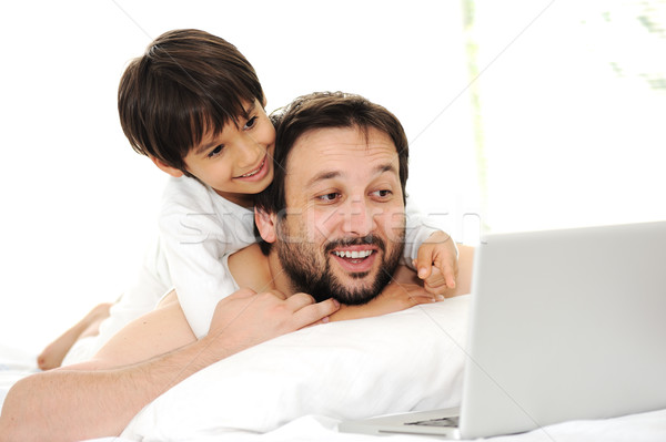 Stock foto: Vater-Sohn · Bett · mit · Laptop · zusammen · glücklich · Zeit