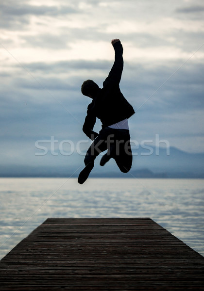 Uomo pier vuota jumping acqua Foto d'archivio © zurijeta