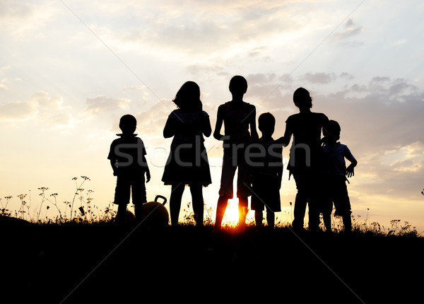 Foto stock: Silhueta · grupo · feliz · crianças · jogar · prado