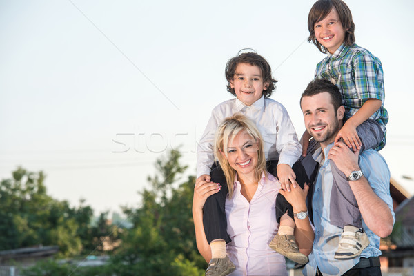 Sonriendo familia dos ninos aire libre primavera Foto stock © zurijeta