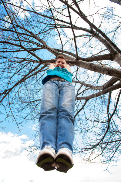 Felice adolescente climbing albero sorridere parco Foto d'archivio © zurijeta