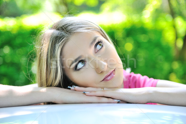 Prachtig blond meisje auto Stockfoto © zurijeta