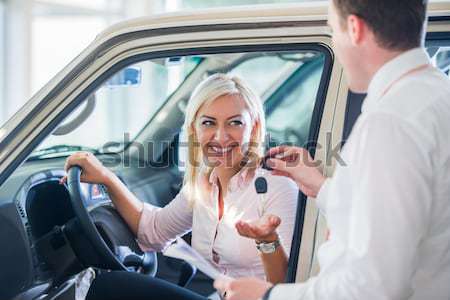 ストックフォト: 笑顔の女性 · 車のキー · 笑みを浮かべて · ハンサム · 女性 · 座って