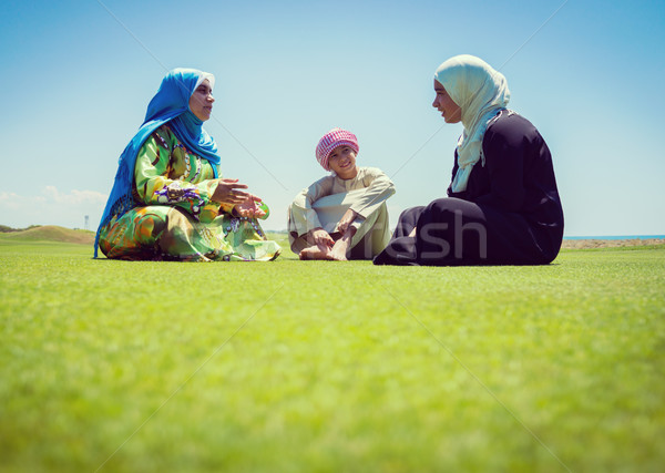 Gelukkig moslim familie groene weide vrouw Stockfoto © zurijeta