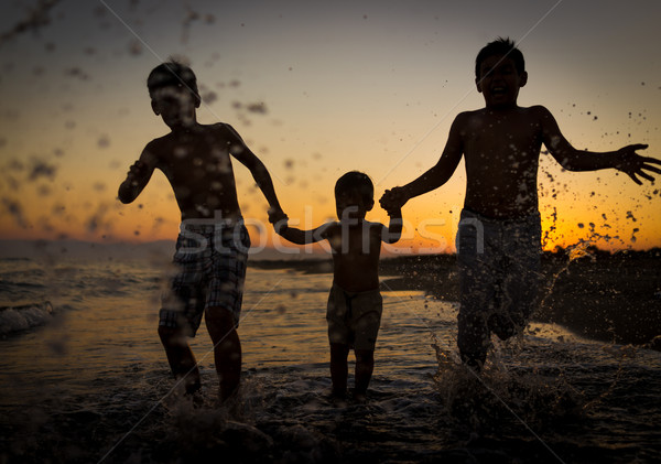 Diversión ninos jugando Splash playa familia manos Foto stock © zurijeta