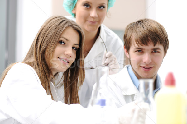 Foto stock: Exitoso · trabajo · en · equipo · dentro · laboratorio · investigación · jóvenes