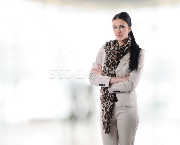 Foto stock: Hermosa · mujer · de · negocios · largo · bufanda · doblado · manos