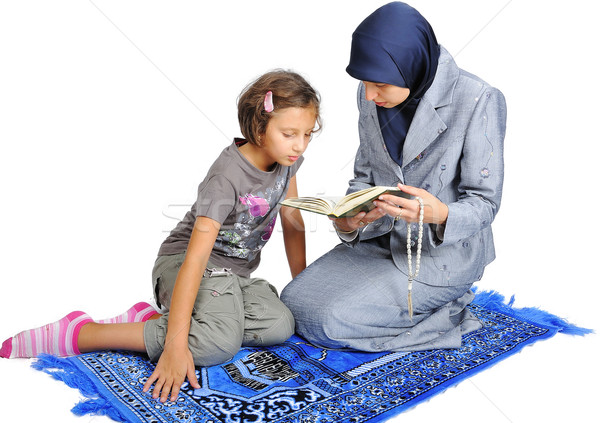 Młodych nice Muzułmanin kobiet nauczania córka Zdjęcia stock © zurijeta