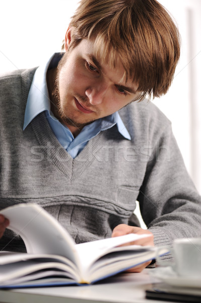 Foto stock: Jóvenes · empresario · lectura · libro · taza