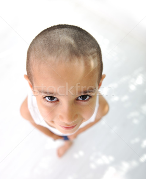 Wenig Junge cute kurze Haare bald Gesicht Stock foto © zurijeta