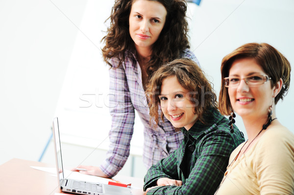 Stock fotó: Megbeszélés · csoport · fiatal · nők · együtt · dolgozni · asztal · üzlet
