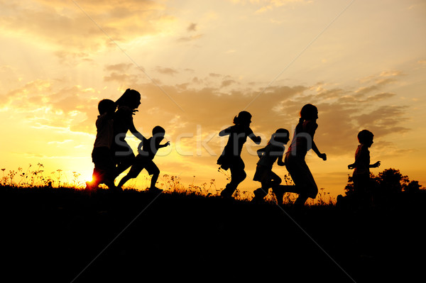 Stok fotoğraf: Siluet · grup · mutlu · çocuklar · oynama · çayır