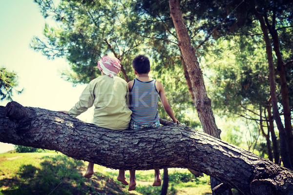 Foto d'archivio: Ragazzi · seduta · insieme · albero · famiglia · legno