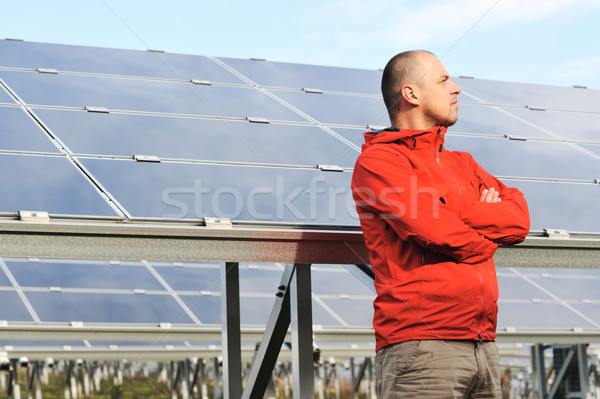商業照片: 年輕 · 男 · 工人 · 太陽能電池板 · 房子 · 男子