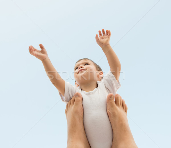 Gyereknevelés boldog baba tart levegő égbolt Stock fotó © zurijeta