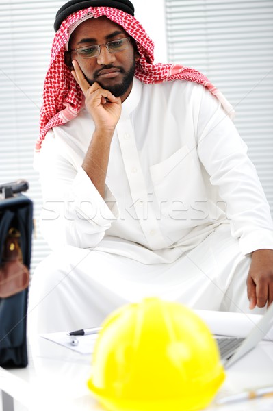 Limba arabă inginer preocupare Planurile afaceri hârtie Imagine de stoc © zurijeta