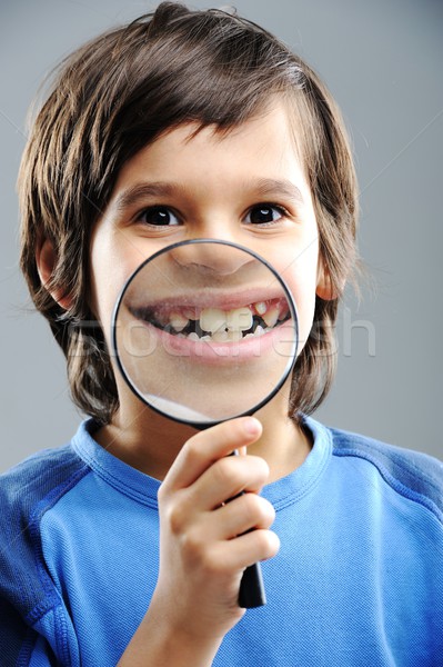 Foto stock: Retrato · nino · mirando · lupa · sonrisa · escuela