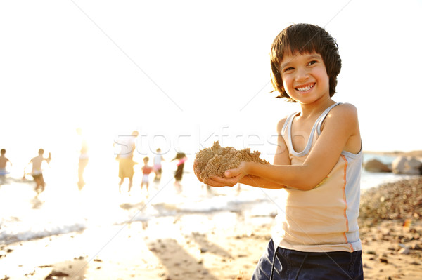 Kid Strandsand spielen Menschen herum Sommer Stock foto © zurijeta