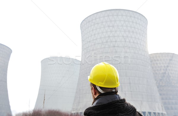 Imagine de stoc: Inginer · cască · în · picioare · nuclear · centrala · electrica · cer