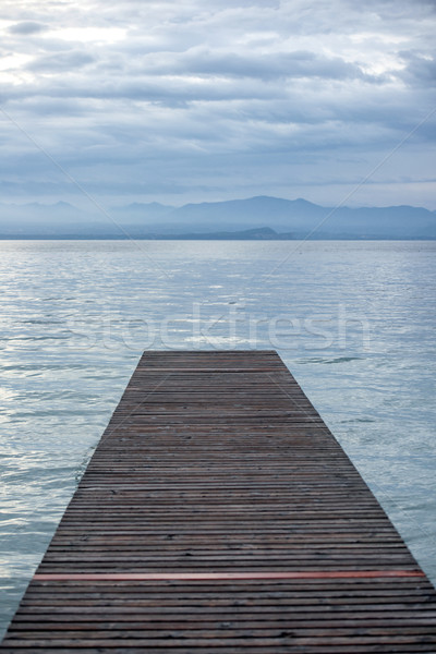 Puente peatonal anochecer vacío lago agua naturaleza Foto stock © zurijeta