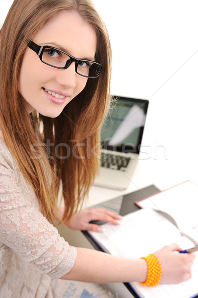 Glimlachend huiswerk vrouw meisje werk Stockfoto © zurijeta