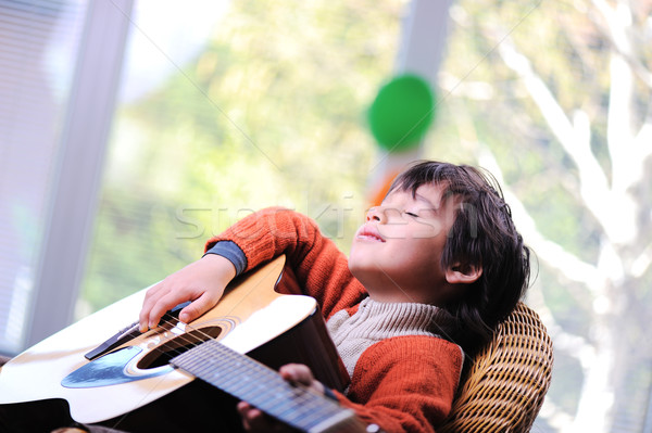 Stockfoto: Kid · spelen · gitaar · home · hand · gelukkig