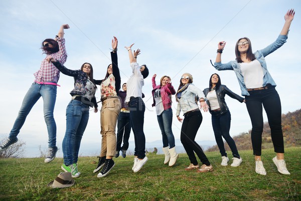 Groep jonge tienermeisjes samen natuur gelukkig Stockfoto © zurijeta