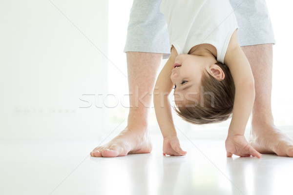 Portret gelukkig kid spelen ondersteboven binnenshuis Stockfoto © zurijeta