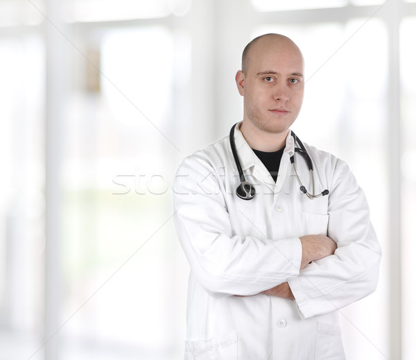 Foto stock: Sorridente · médico · em · pé · mãos · isolado · branco