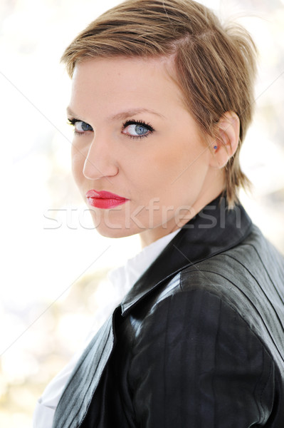 Belo jovem mulher de negócios cabelo curto mulher escritório Foto stock © zurijeta