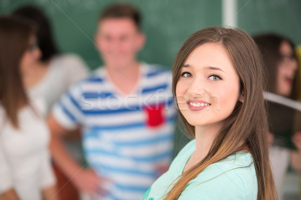 Foto stock: Belo · aluna · posando · sorridente · sala · de · aula · sorrir